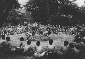 医王寺の境内での相撲の風景　奥に見える瓦は薬師堂のもの